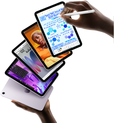 خمسة موديلات iPad mini معروضة لتشكل مروحة بين يدي المستخدم. يُظهر أحد الموديلات الكاميرا الخلفية، فيما تظهر الموديلات الأربعة الأخرى الواجهة الأمامية. ويظهر قلم Apple Pro أثناء استخدامه لتدوين الملاحظات
